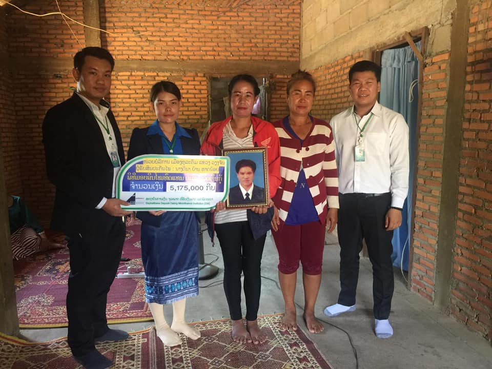 ສກຈຮ ເອກພັດທະນາ ມອບສິນໄໝທົດແທນຂອງປະກັນຊີວິດເງິນກູ້ຈຳນວນ 5,175,000 ກີບ ໃຫ້ຜູ້ປະກັນຮ່ວມທ້າວ ຈັນຫອມ ສຸທຳມະວົງ