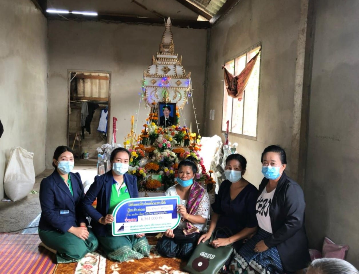 ສກຈຮ ເອກພັດທະນາ ມອບສິນໄໝທົດແທນໃຫ້ກັບລູກຄ້າ ປະກັນຊີວິດເງິນກູ້ຢູ່ເມືອງໂພນໂຮງ.