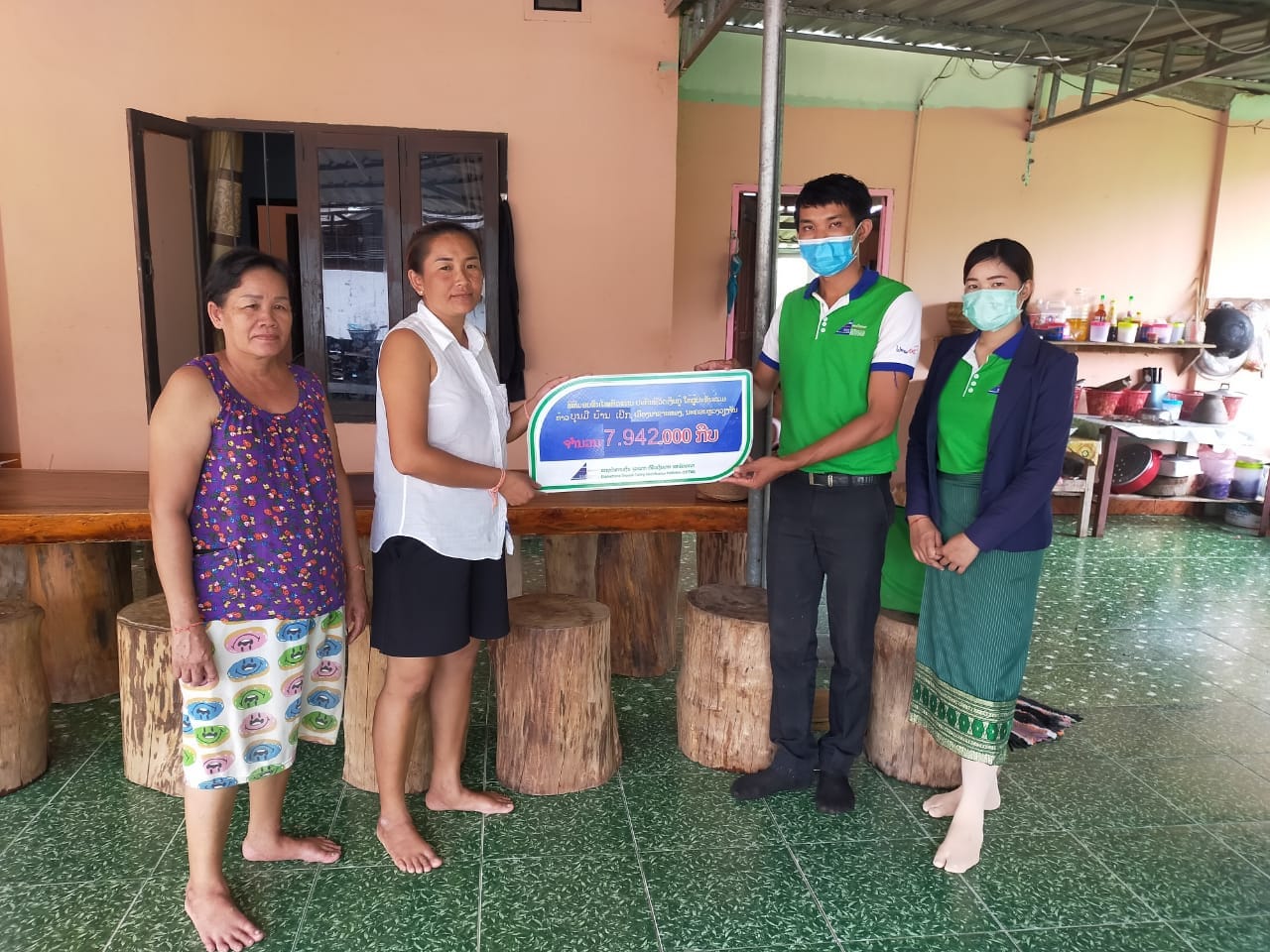 ສກຈຮ ເອກພັດທະນາ ມອບສິນໄໝທົດແທນໃຫ້ກັບລູກຄ້າ ປະກັນຊີວິດເງິນກູ້ຢູ່ເມືອງນາຊາຍທອງ.