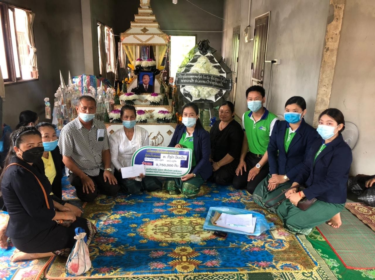 ສກຈຮ ເອກພັດທະນາ ມອບສິນໄໝທົດແທນໃຫ້ກັບລູກຄ້າ ປະກັນຊີວິດເງິນກູ້ຢູ່ເມືອງໂພນໂຮງ.