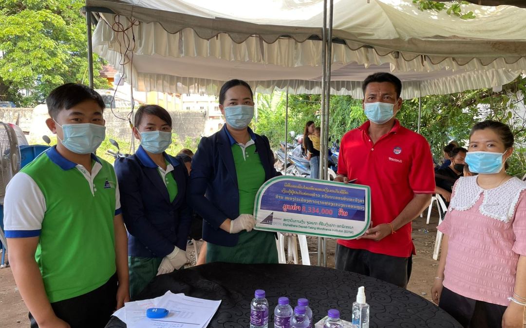 ສກຈຮ ເອກພັດທະນາ ມອບສິນໄໝທົດແທນໃຫ້ຄອບຄົວຜູ້ທີ່ໄດ້ຮັບການຄຸ້ມຄອງປະກັນຊີວິດເງິນກູ້ ຢູ່ບ້ານໜອງໄຮ.