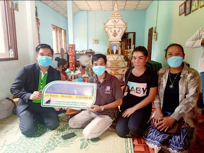 ສກຈຮ ເອກພັດທະນາ ມອບສິນໄໝທົດແທນໃຫ້ກັບລູກຄ້າທີ່ໄດ້ຮັບການຄຸ້ມຄອງຈາກປະກັນຊີວິດເງິນກູ້.