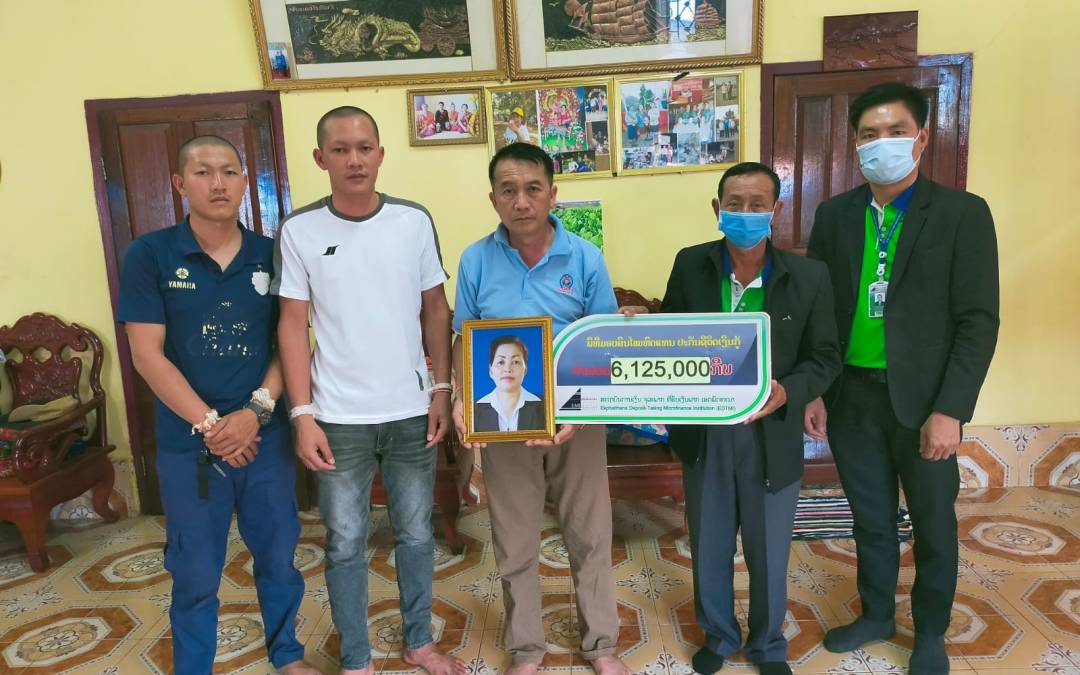 ມອບສິນໄໝທົດແທນ ໃຫ້ຄອບຄົວທີ່ໄດ້ຮັບການຄຸ້ມຄອງປະກັນຊີວິດເງິນກູ້ ເມືອງໄຊຍະບູລີ