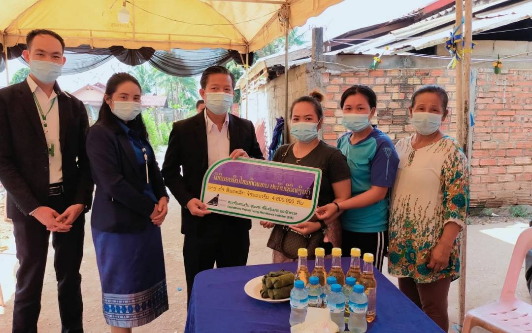 ມອບສິນໄໝທົດແທນ ໃຫ້ຄອບຄົວທີ່ໄດ້ຮັບການຄຸ້ມຄອງ ຈາກປະກັນຊີວິດເງິນກູ້