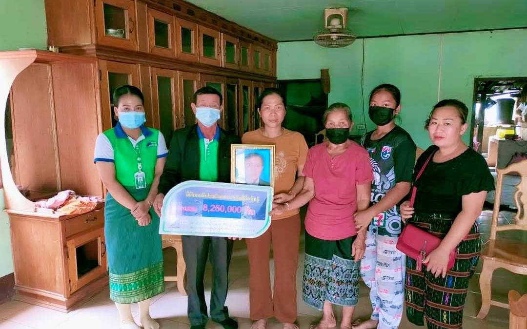 ສກຈຮ ເອກພັດທະນາ ມອບສິນໄໝທົດແທນໃຫ້ລູກຄ້າຢູ່ບ້ານບຸ່ງ, ເມືອງ ແລະ ແຂວງໄຊຍະບູລີ.