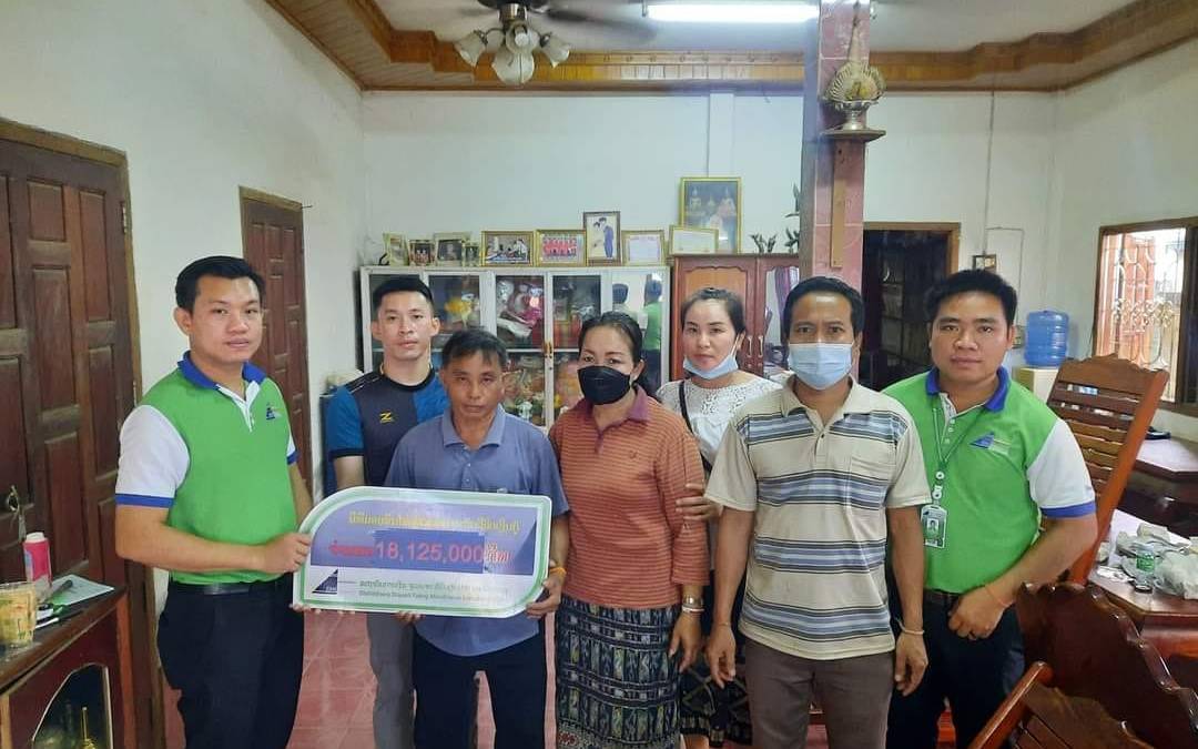 ສກຈຮ ເອກພັດທະນາ ມອບສິນໄໝທົດແທນໃຫ້ຄອບຄົວປະກັນຊີວິດເງິນກູ້