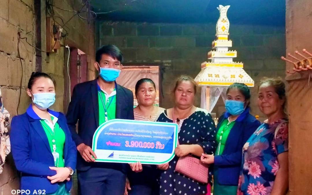 ສກຈຮ ເອກພັດທະນາ ມອບສິນໄໝທົດແທນໃຫ້ກັບລູກຄ້າ ເມືອງນາຊາຍທອງ