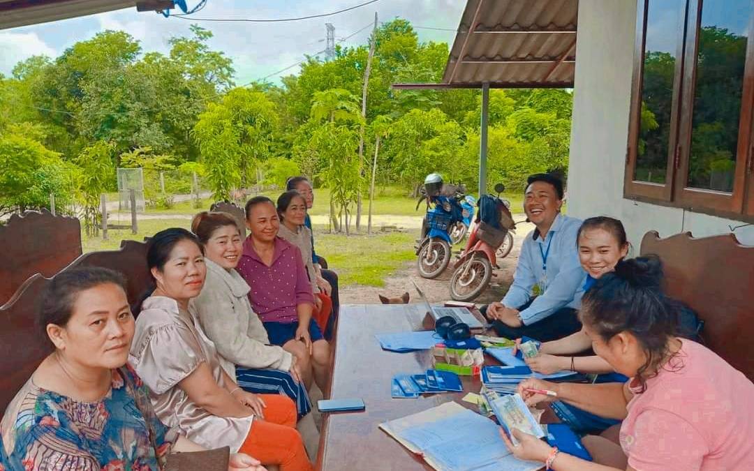 ຝຶກອົບຮົມໃຫ້ຄວາມຮູ້ທາງດ້ານການເງິນ ແກ່ລູກຄ້າບ້ານ ໂພນແຍງ
