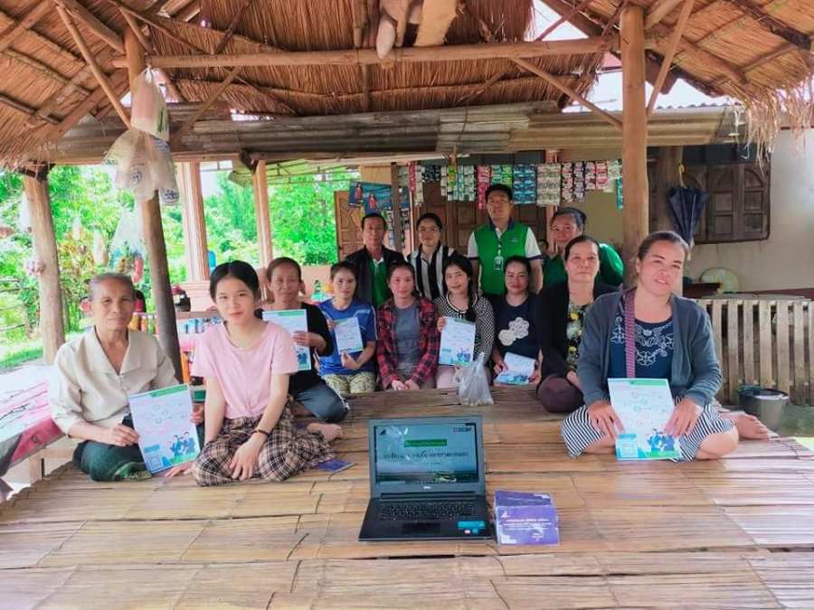 ຝຶກອົບຮົມໃຫ້ຄວາມຮູ້ທາງດ້ານການເງິນ ແກ່ລູກຄ້າບ້ານ ນໍ້າຕວນ.