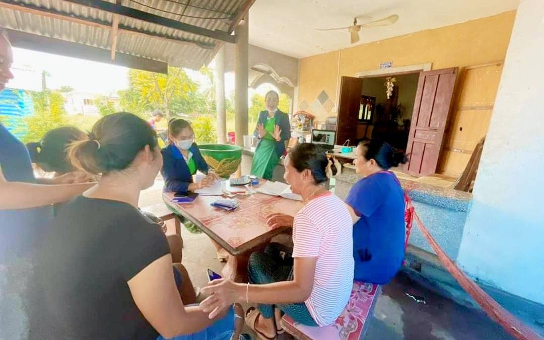 ຝຶກອົບຮົມໃຫ້ຄວາມຮູ້ທາງດ້ານການເງິນ ແກ່ລູກຄ້າບ້ານ ທ່ານາແລ້ງ.
