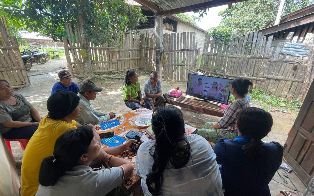 ສກຈຮ ເອກພັດທະນາ ໃຫ້ຄວາມຮູ້ທາງດ້ານການເງິນແກ່ລູກຄ້າບ້ານ ລ້ອງອໍ້