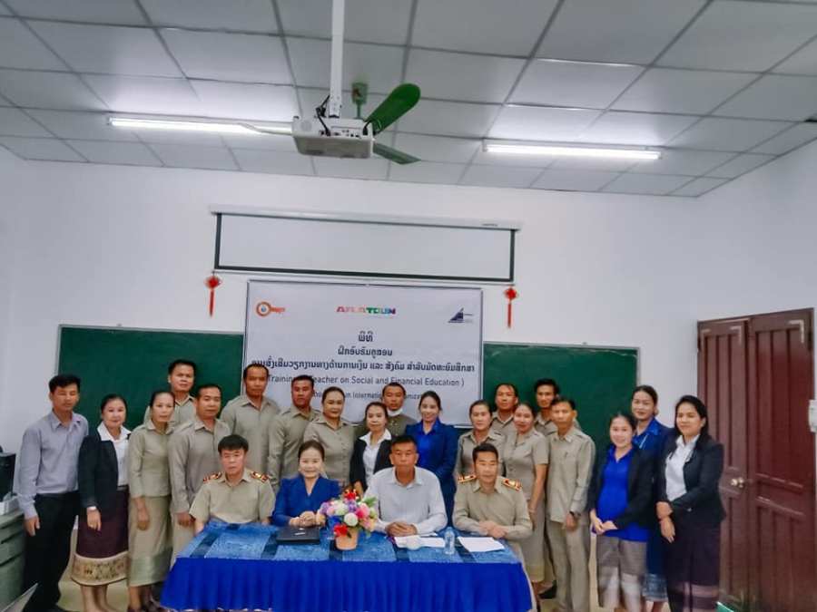 ສກຈຮ ເອກພັດທະນາ ລົງຕິດຕາມວຽກງານການຝຶກອົບຮົມຄູສອນ ຢູ່ໂຮງຮຽນສາມັນກິນນອນຊົນເຜົ່າແຂວງວຽງຈັນ