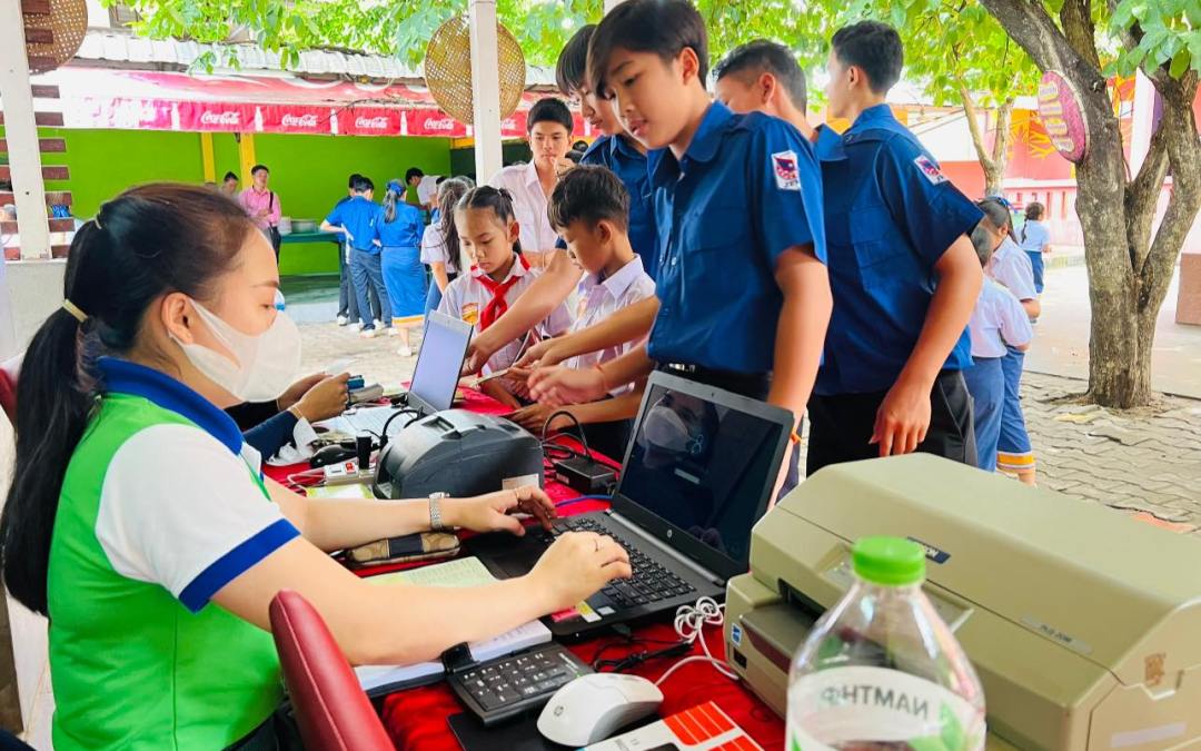 ບັນຍາກາດ ການຝາກເງິນ ຂອງນ້ອງນັກຮຽນ ໂຮງຮຽນຫ້ອມສະຫວັນ.