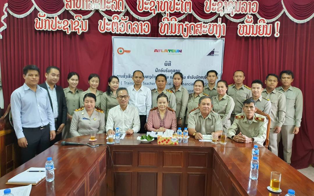 ອີເອັມໄອ ຕິດຕາມວຽກງານການຝຶກອົບຮົມຄູສອນ ຢູ່ໂຮງຮຽນສາມັນກິນນອນຊົນເຜົ່າ ຈຳປາສັກ.