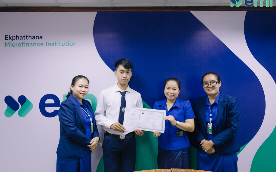 ອີເອັມໄອ ມອບໃບຢັ້ງຢືນການຝຶກງານໃຫ້ກັບນັກສຶກສາ ສະຖາບັນເສດຖະກິດການເງິນ ດົງຄຳຊ້າງ.